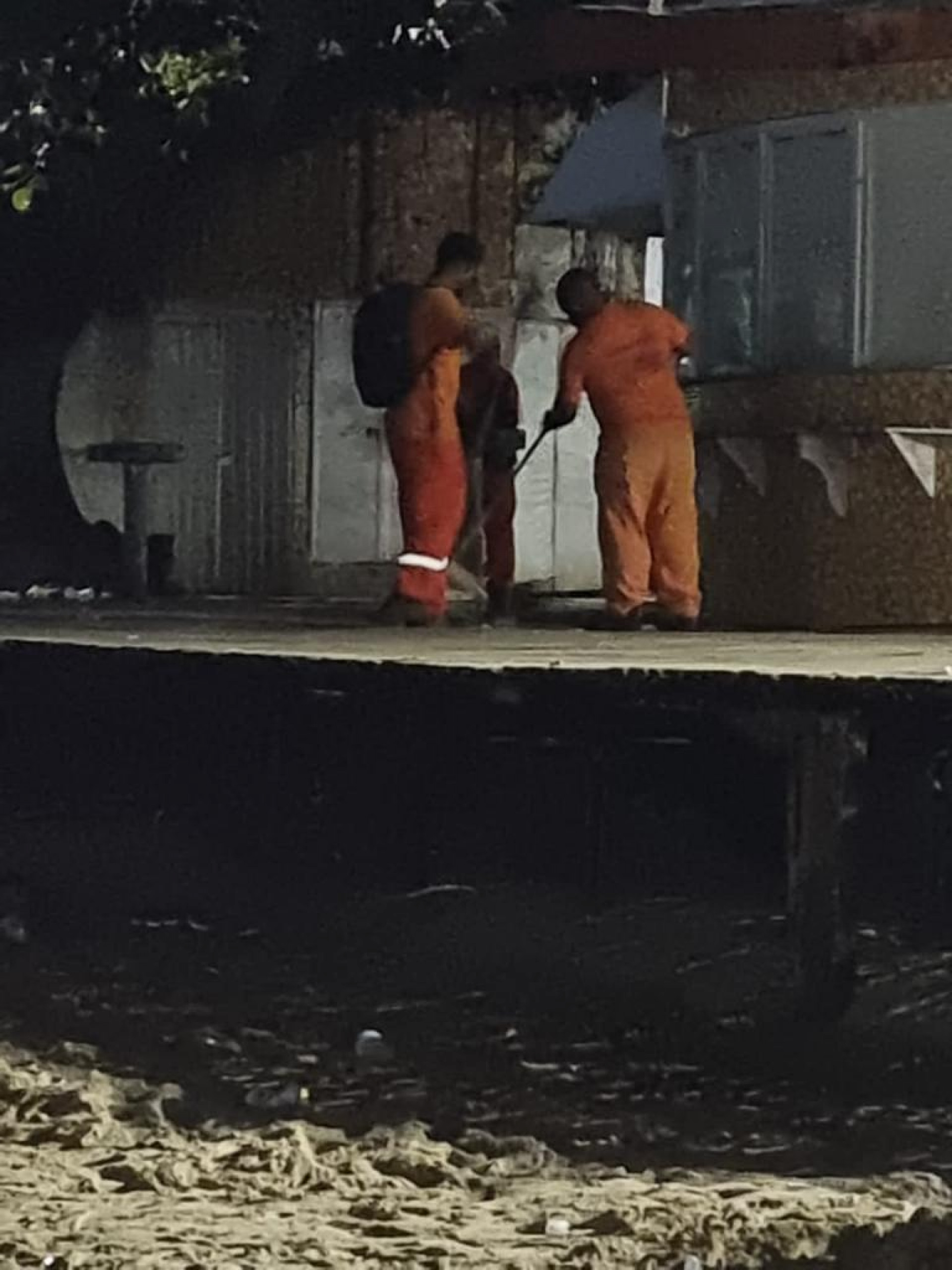  Trabalho árduo da equipe da Terrapleno Terraplenagem e Construção Ltda. assegura praias e ruas impecáveis para a chegada de 2024