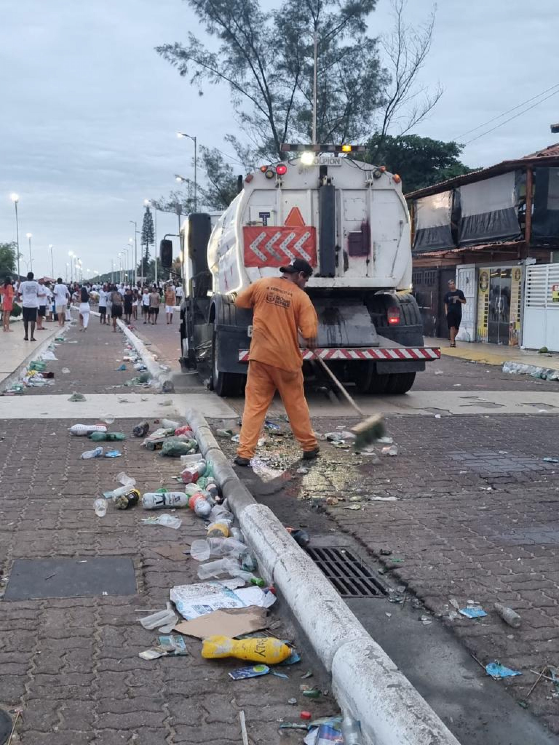  Trabalho árduo da equipe da Terrapleno Terraplenagem e Construção Ltda. assegura praias e ruas impecáveis para a chegada de 2024