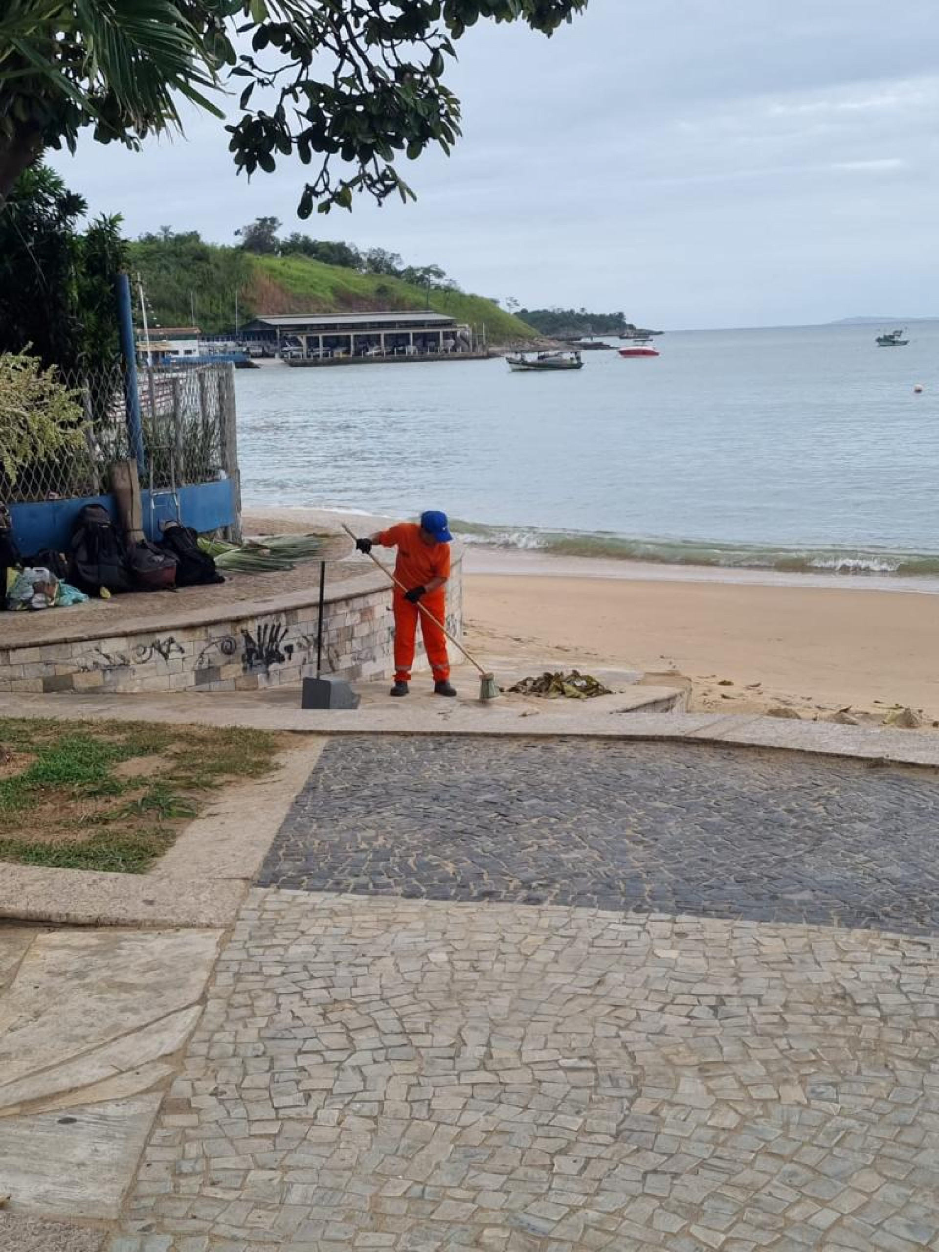  Trabalho árduo da equipe da Terrapleno Terraplenagem e Construção Ltda. assegura praias e ruas impecáveis para a chegada de 2024