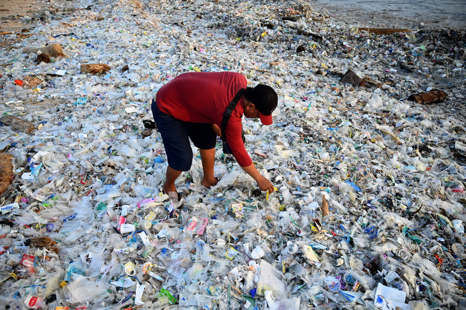 Indonésia enfrenta um grande problema de poluição do mar e é um dos países que mais emite resíduos e marinhos - Sonny Tumbelaka / AFP
