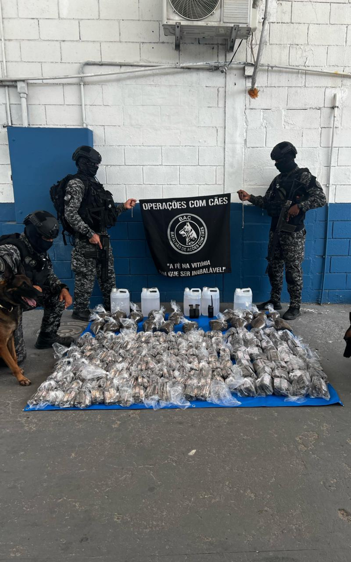 Pol&iacute;cia apreendeu cerca de R$ 90 mil em drogas e materiais usados pelos criminosos - Divulga&ccedil;&atilde;o