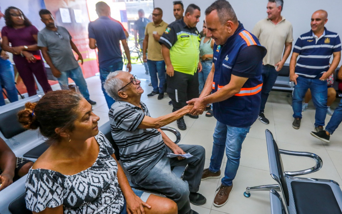 O prefeito Waguinho conversou com as pessoas que frequentam o Complexo regulador do Vale do Ipê
