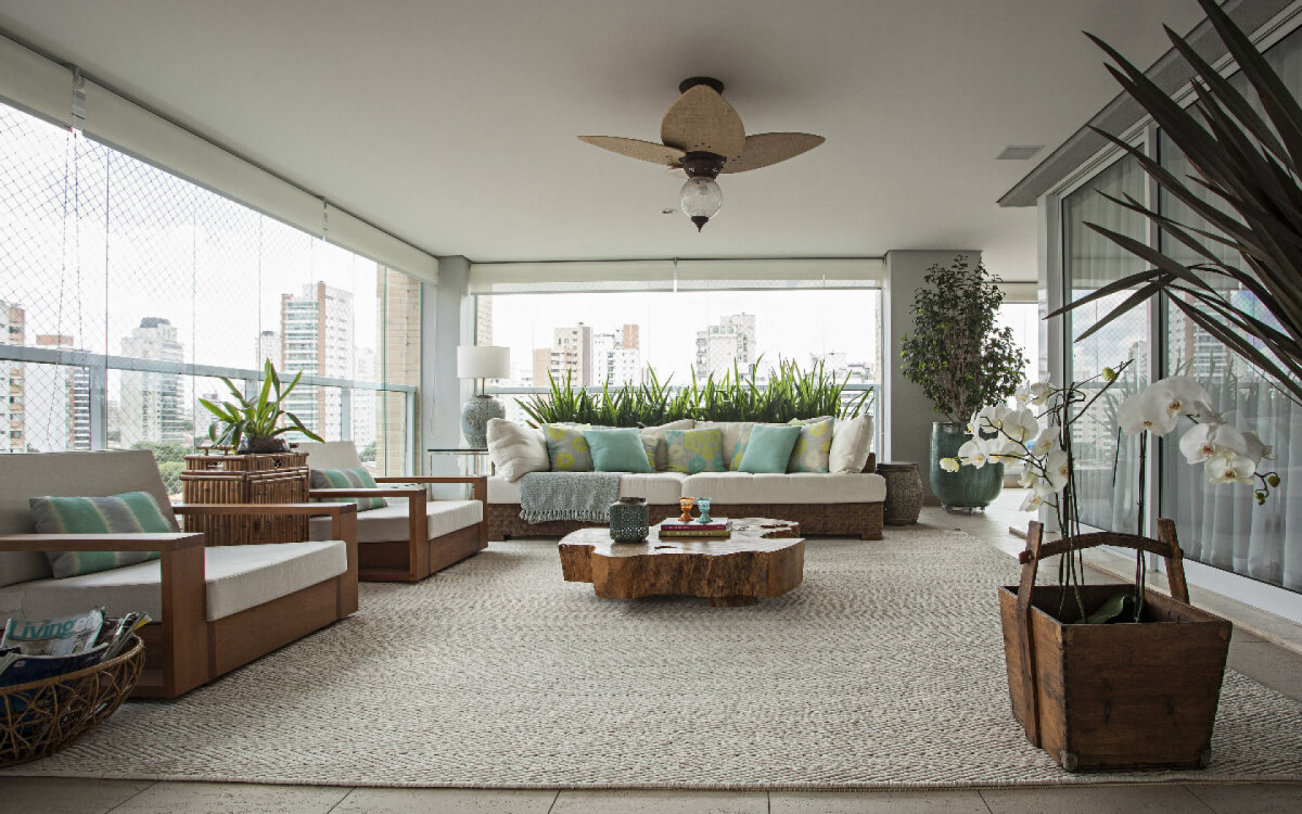A madeira e as fibras naturais de mobili&aacute;rios e itens decorativos real&ccedil;am a liga&ccedil;&atilde;o dos humanos com a natureza (Projeto de Korman Arquitetos | Foto: Gui Morelli)