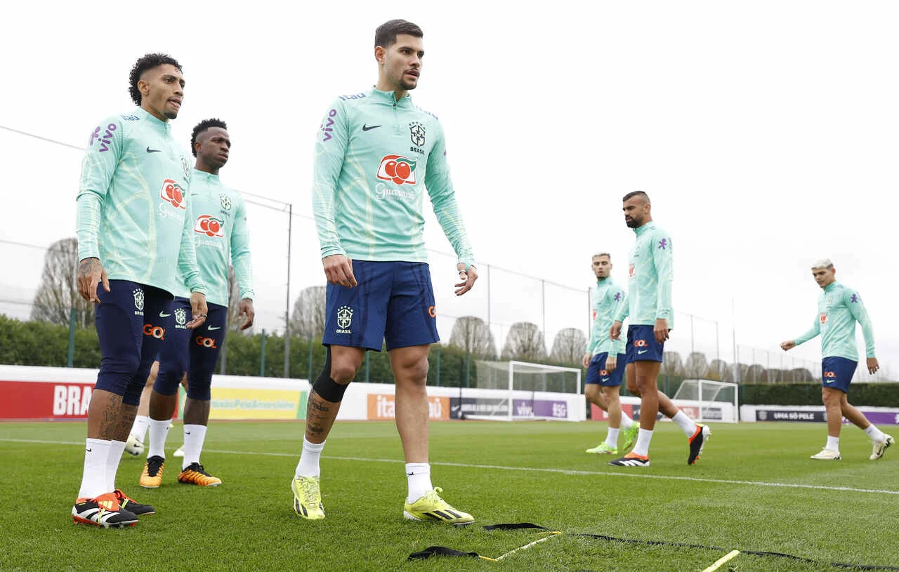 Bruno Guimar&atilde;es valoriza duelos com europeus e compara Dorival e Diniz : ‘Bem diferentes’