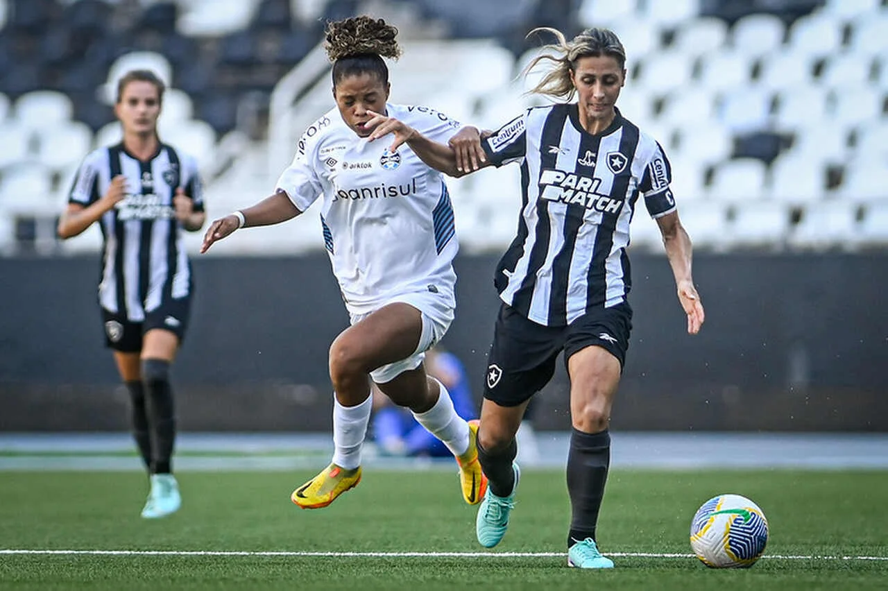 Gr&ecirc;mio bate o Botafogo e vence a primeira no Brasileir&atilde;o Feminino