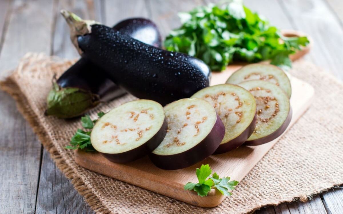 A berinjela &eacute; um alimento nutricionalmente rico (Imagem: Ahanov Michael | Shutterstock)