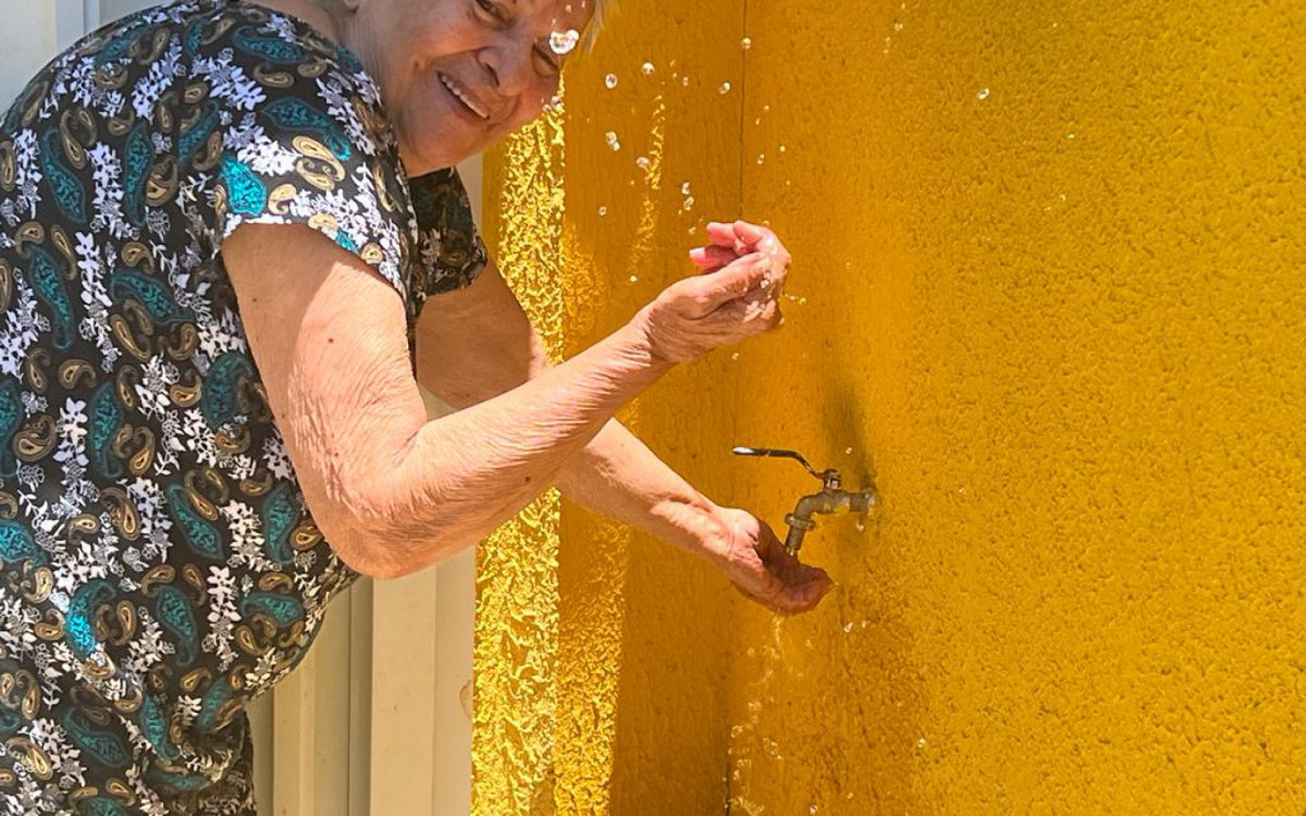 Moradora maricaense recebe água na torneira após 15 anos de incertezas