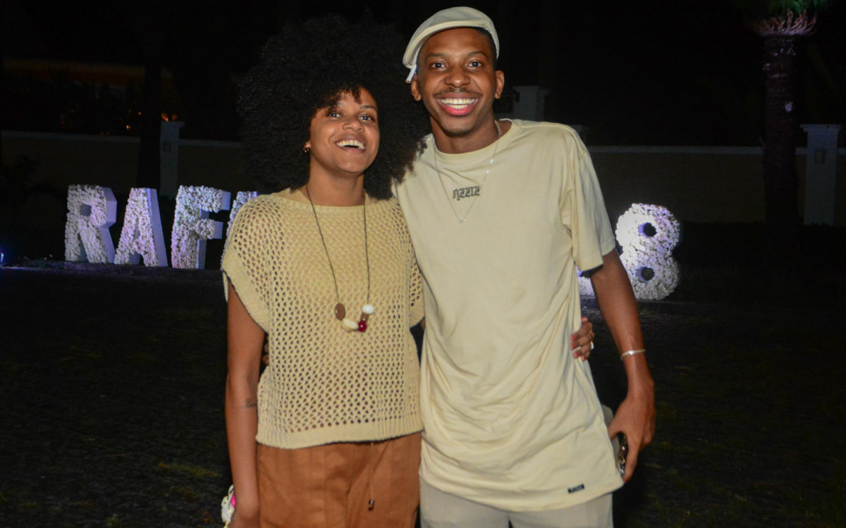 Lucas Penteado e sua namorada, Nayara Zabelê 