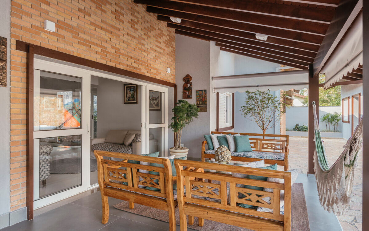 Utilizar a madeira na decora&ccedil;&atilde;o aproxima o  ambiente da atmosfera do interior (Imagem: Projeto do PB Arquitetura | Henrique Ribeiro)