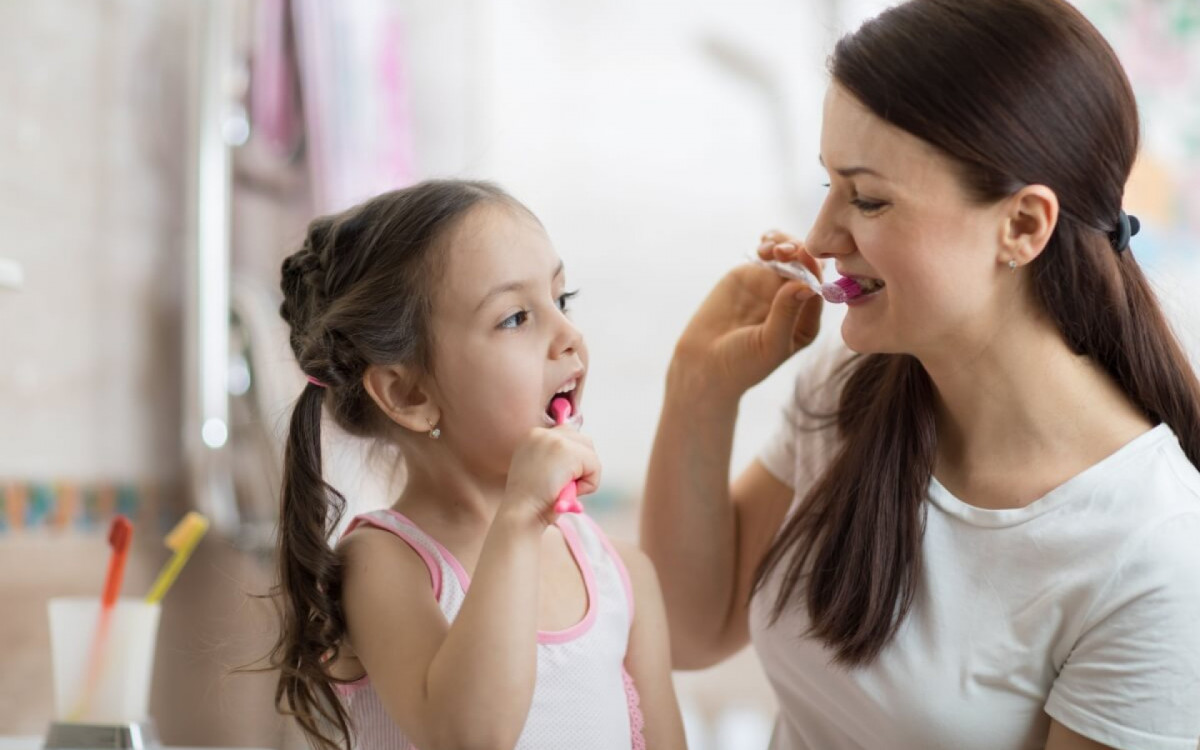 Os cuidados com os dentes ajudam a prevenir doen&ccedil;as (Imagem: Oksana Kuzmina | Shutterstock)