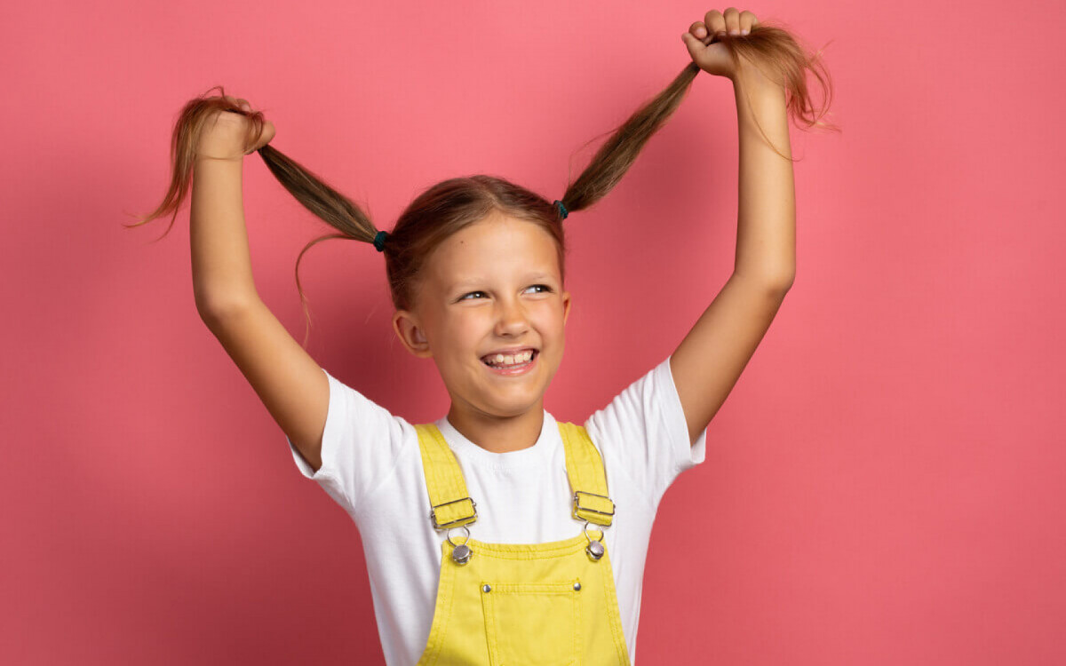 Transmiss&atilde;o do piolho ocorre pelo contato direto com algu&eacute;m contaminado (Imagem: Media Home | Shutterstock)

