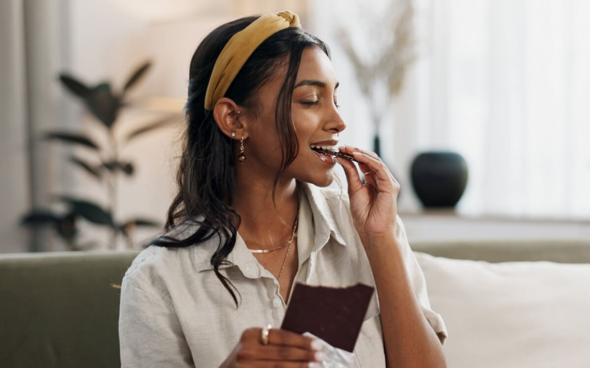 O chocolate pode oferecer diversos benef&iacute;cios para a sa&uacute;de (Imagem: PeopleImages.com - Yuri A | Shutterstock)