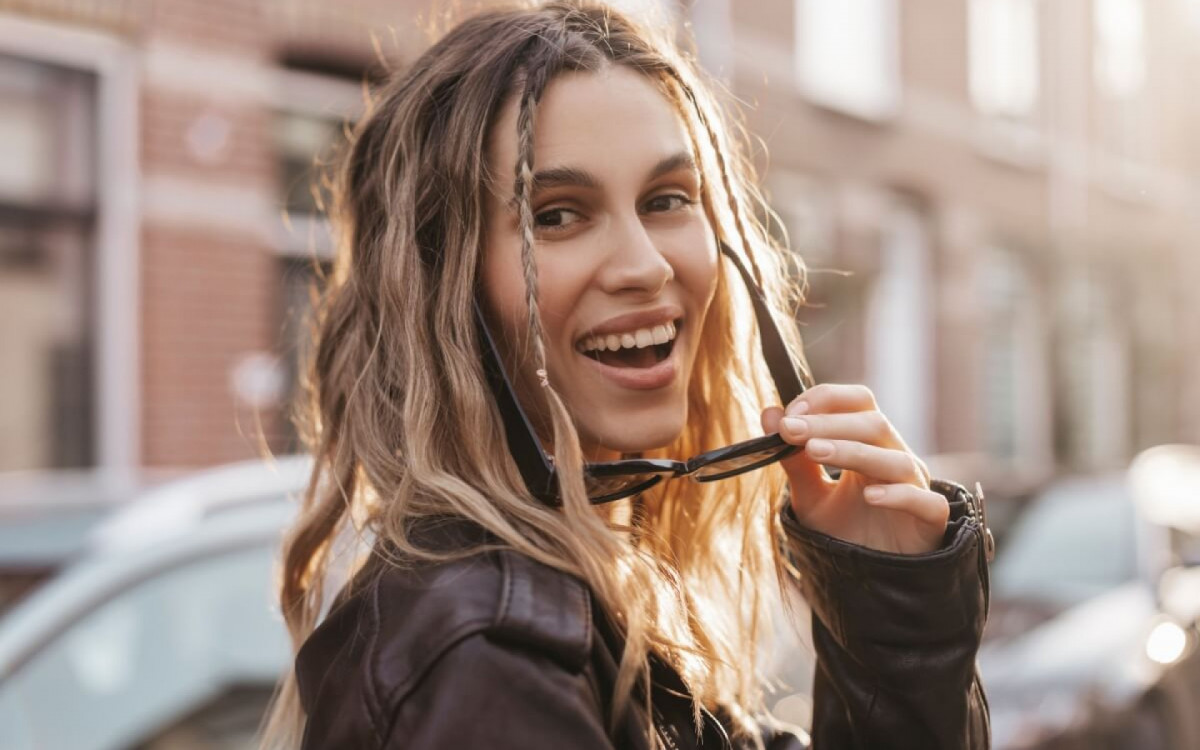 A maquiagem e o cabelo s&atilde;o destaques no look para festival de m&uacute;sica (Imagem: Ekateryna Zubal | Shutterstock) 