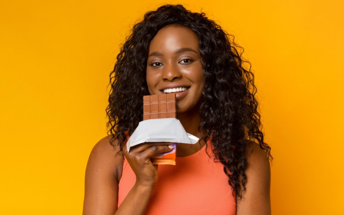 &Eacute; poss&iacute;vel comer chocolate sem fugir da dieta (Imagem: Prostock-studio | Shutterstock) 