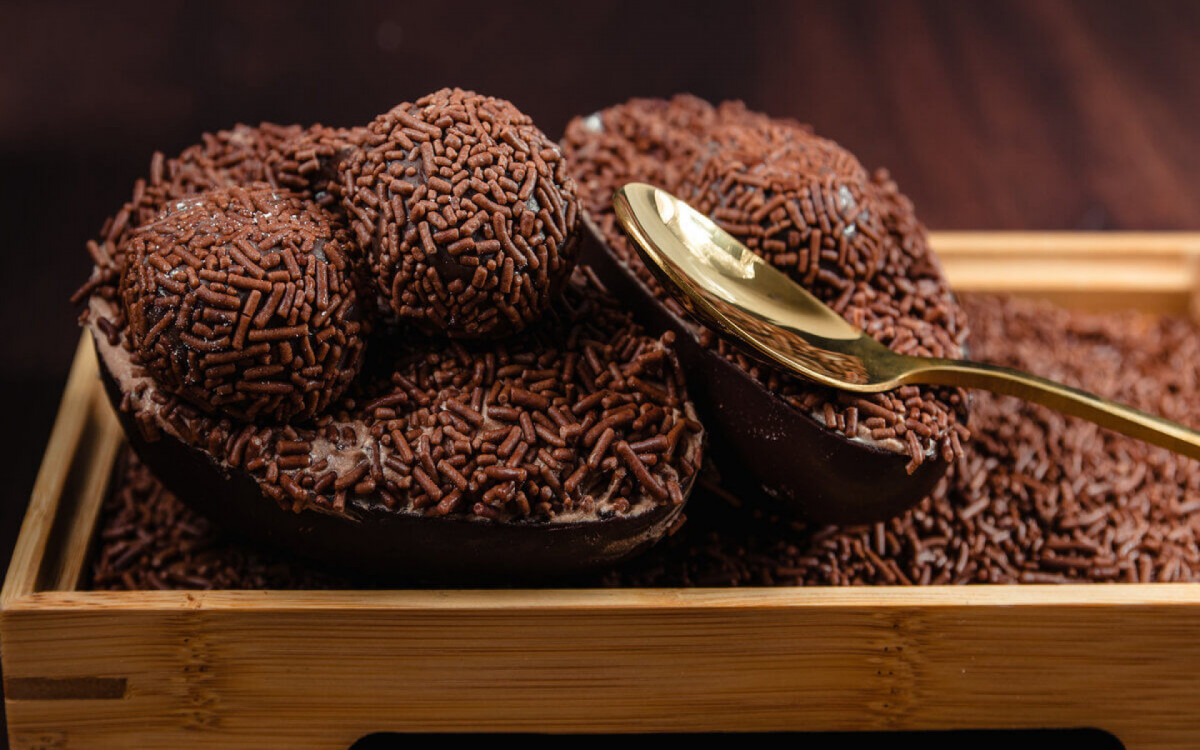 Ovo de P&aacute;scoa de brigadeiro (Imagem: DihandraPinheiro | Shutterstock)