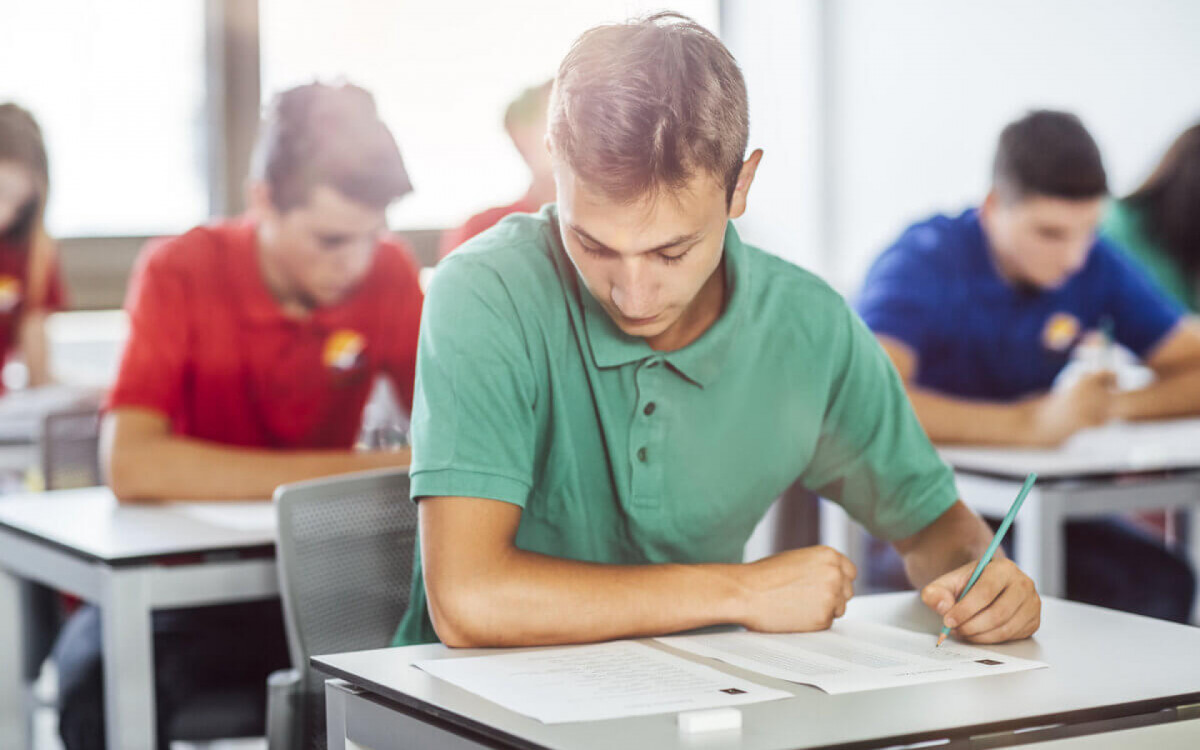 O repert&oacute;rio sociocultural &eacute; uma ferramenta poderosa para enriquecer a reda&ccedil;&atilde;o (Imagem: LStockStudio | Shutterstock)