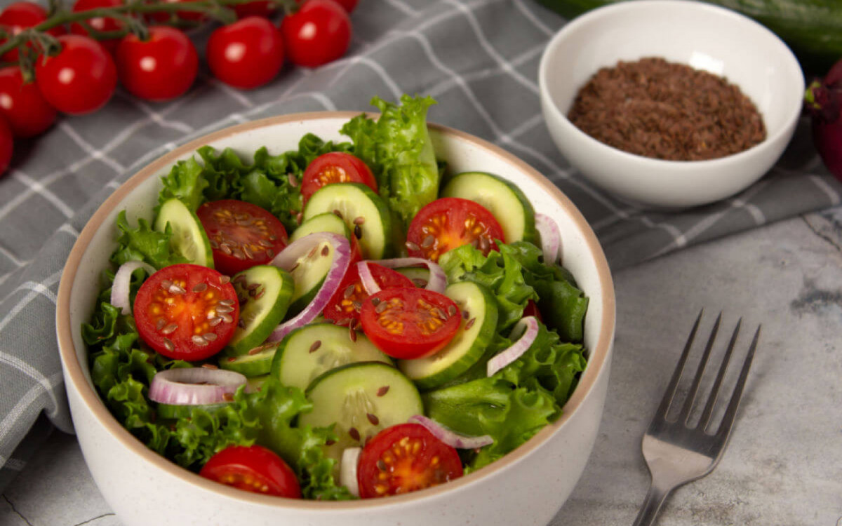 Salada com tomate e linha&ccedil;a (Imagem: kattyart | Shutterstock)