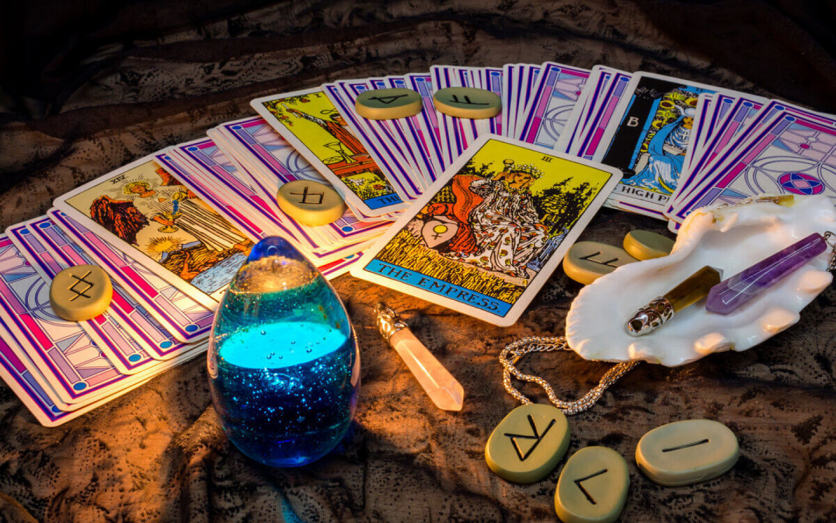 Tarot oferece orienta&ccedil;&otilde;es para as decis&otilde;es da vida (Imagem: LunarVogel | Shutterstock) 