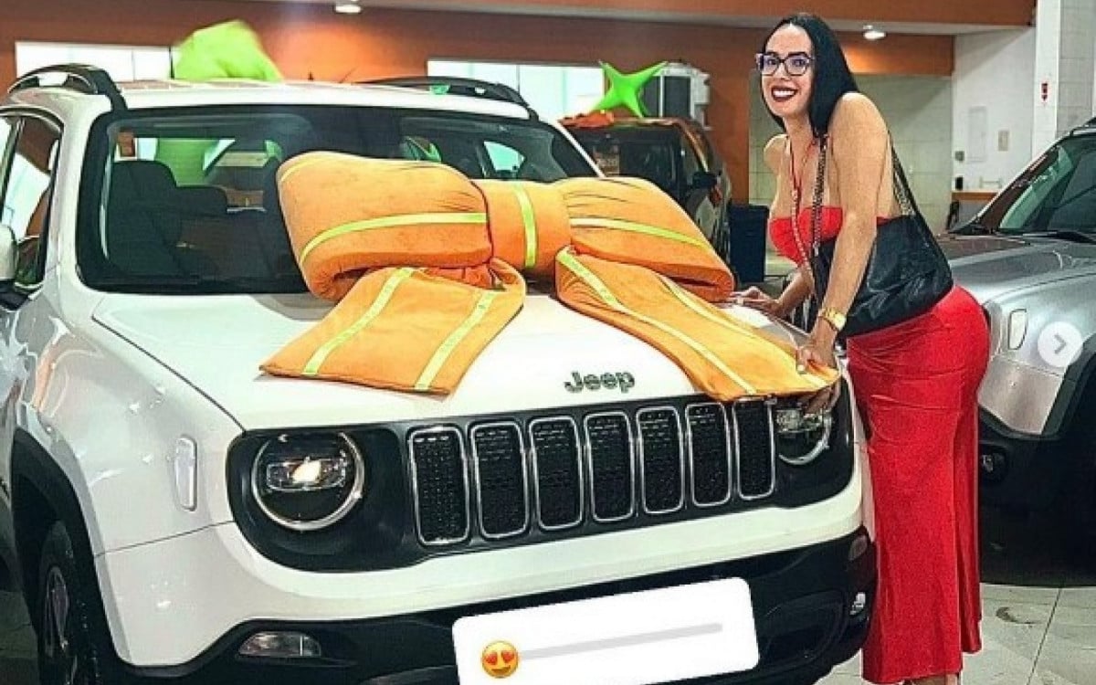 Flávia Alves comprou carro há um ano e celebrou nas redes sociais