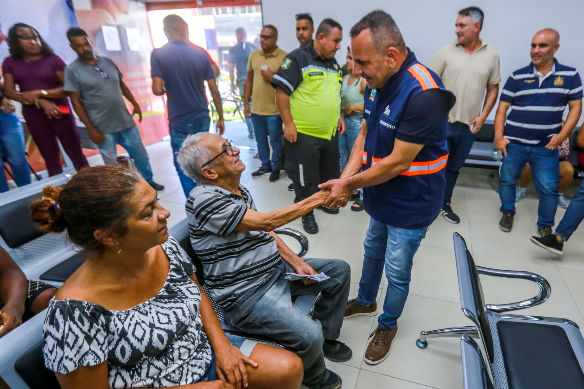 O prefeito Waguinho conversou com as pessoas que frequentam o Complexo regulador do Vale do Ip&ecirc; - Rafael Barreto/PMBR