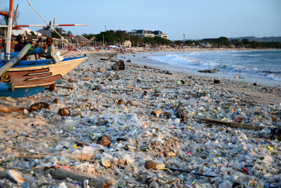 Praia paradisíaca é inundada por 'mar de lixo' na Indonésia