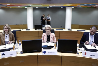 Líderes da UE retomam negociação sobre envio de armas à Ucrânia