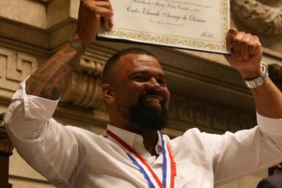 Mestre de bateria da Mocidade recebe a Medalha Pedro Ernesto