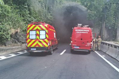 Carro pega fogo e trânsito é interditado no Túnel Zuzu Angel