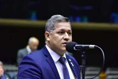 Deputado Dorinaldo Malafaia denuncia Bolsonaro por fraude em cartão