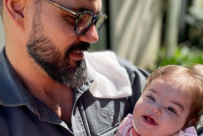Juliano Cazarré atualiza quadro de saúde da filha após cirurgia: 'Corajosa'