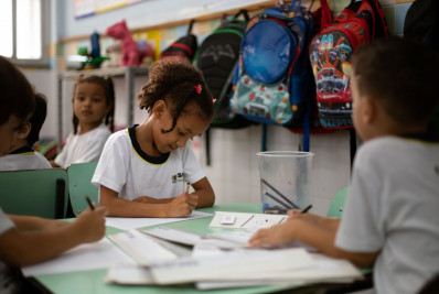 Alunos da rede municipal de Volta Redonda recebem uniformes, material e tênis