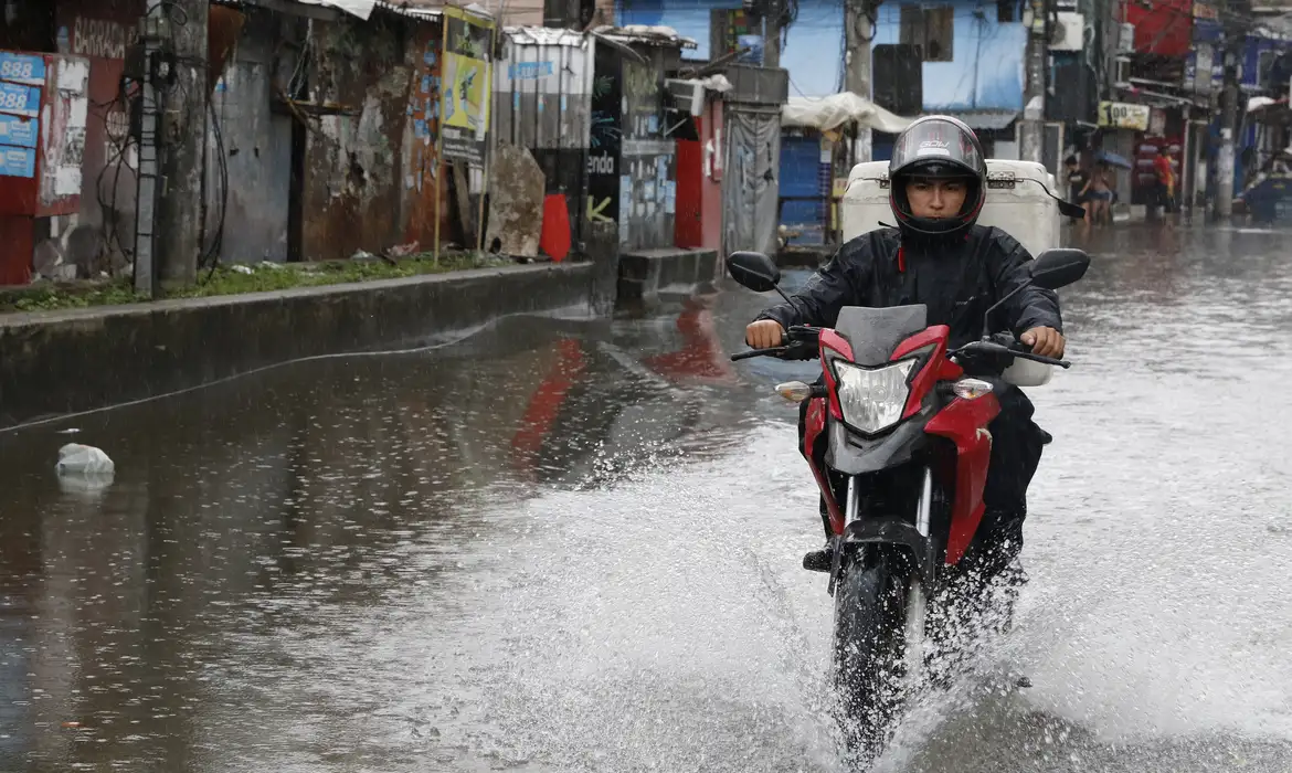 Temporal: prefeito do Rio pede que popula&ccedil;&atilde;o antecipe volta para casa
