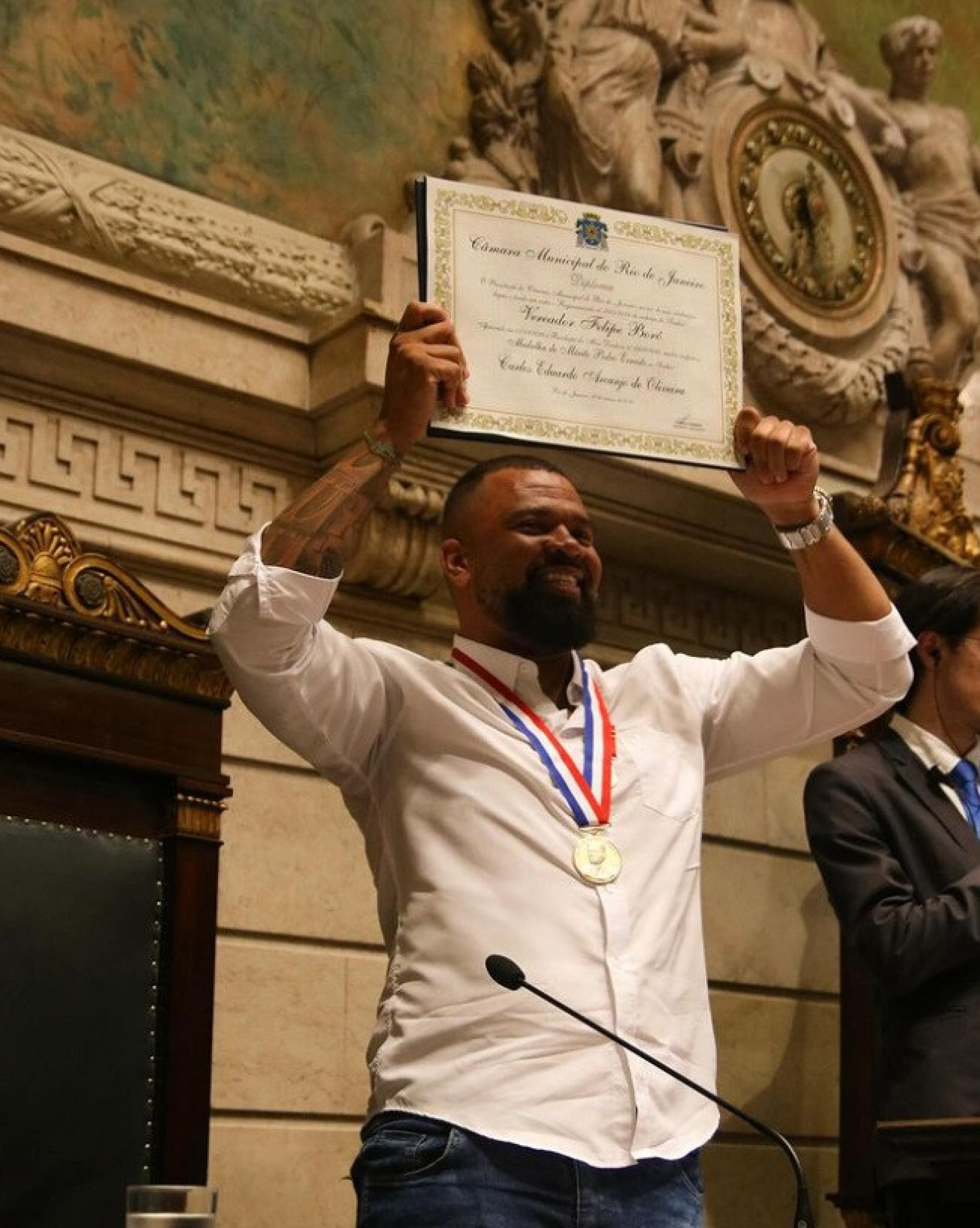 Mestre Dudu posa com a Medalha Pedro Ernesto e o diploma - Divulgação
