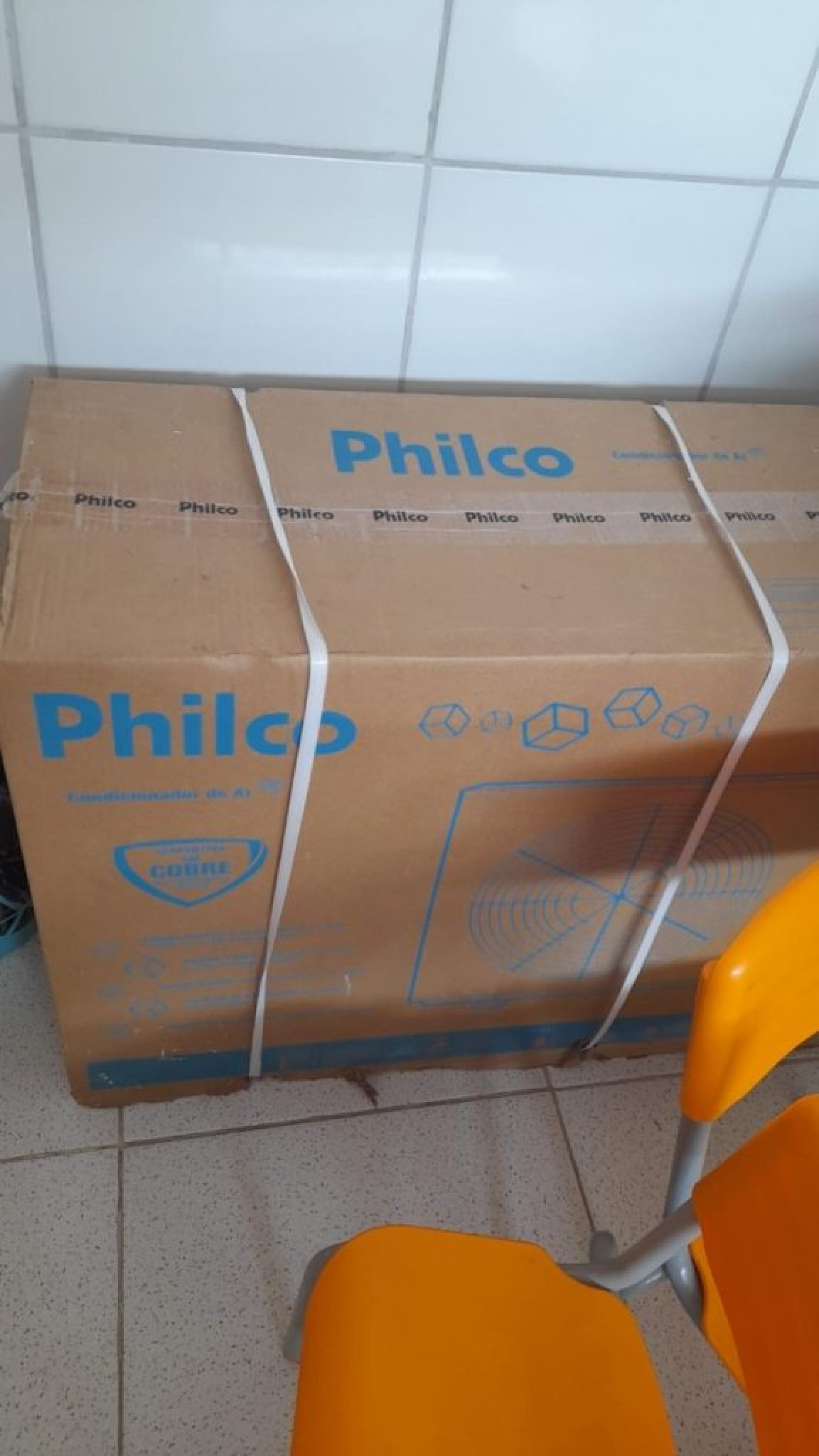 Ar-condicionado novo e lacrado na creche do Manoel Corr&ecirc;a - Rede social 