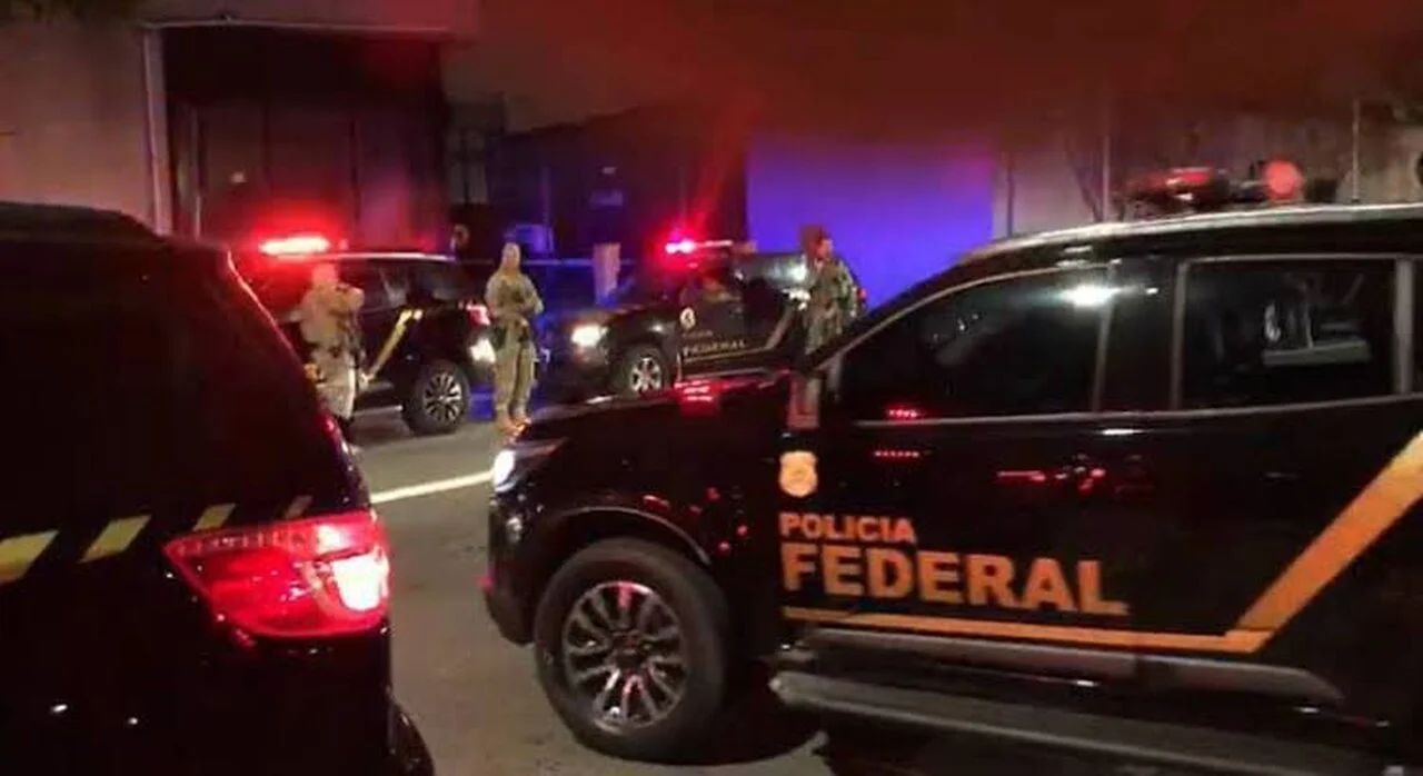 Robinho &eacute; preso pela Pol&iacute;cia Federal em Santos