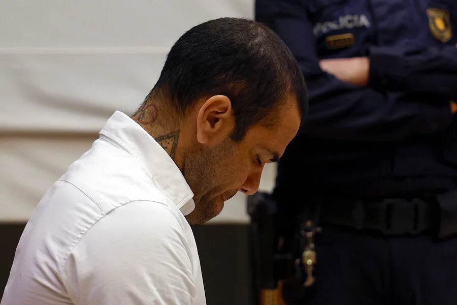 V&iacute;tima de Daniel Alves dispara contra justi&ccedil;a espanhola: ‘Voltaram a me estuprar’