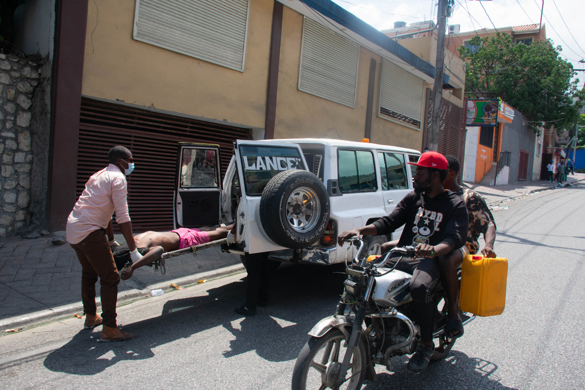 Paramédicos removem corpo em Porto Príncipe, no Haiti, após confronto entre gangues - Clarens Siffroy / AFP