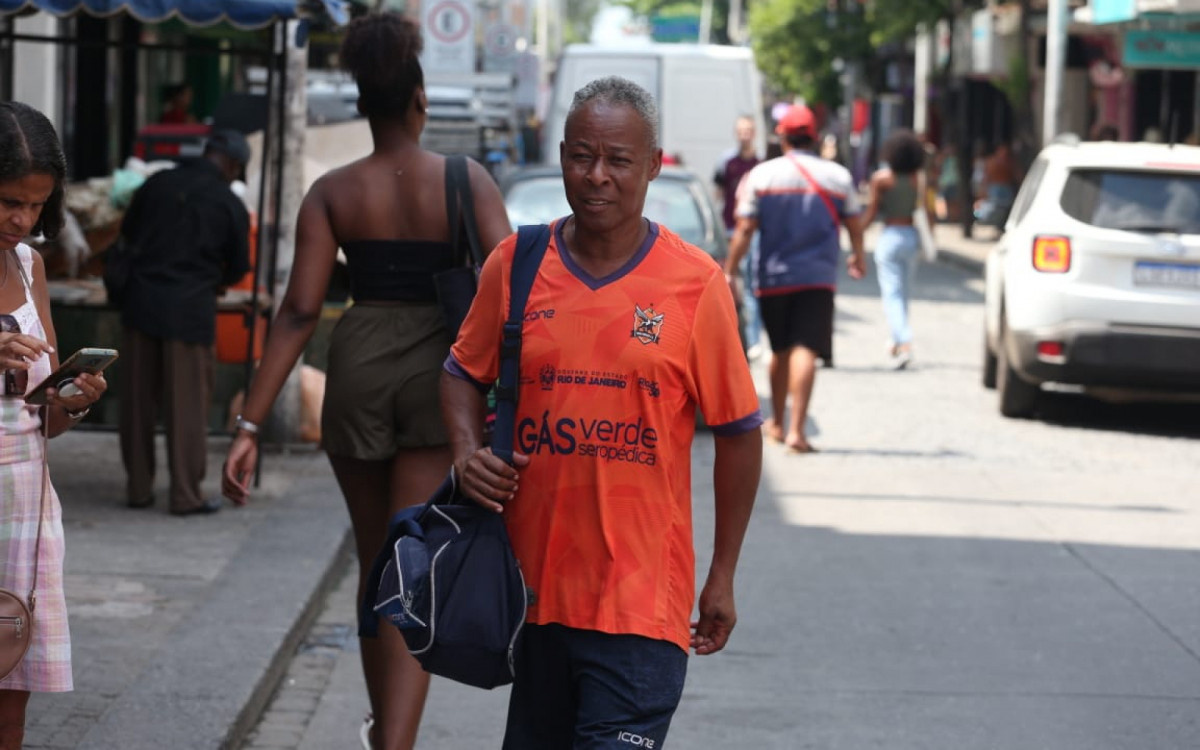 O massagista 'China' trabalha há mais de 20 anos no Nova Iguaçu - Cleber Mendes / Agência O Dia