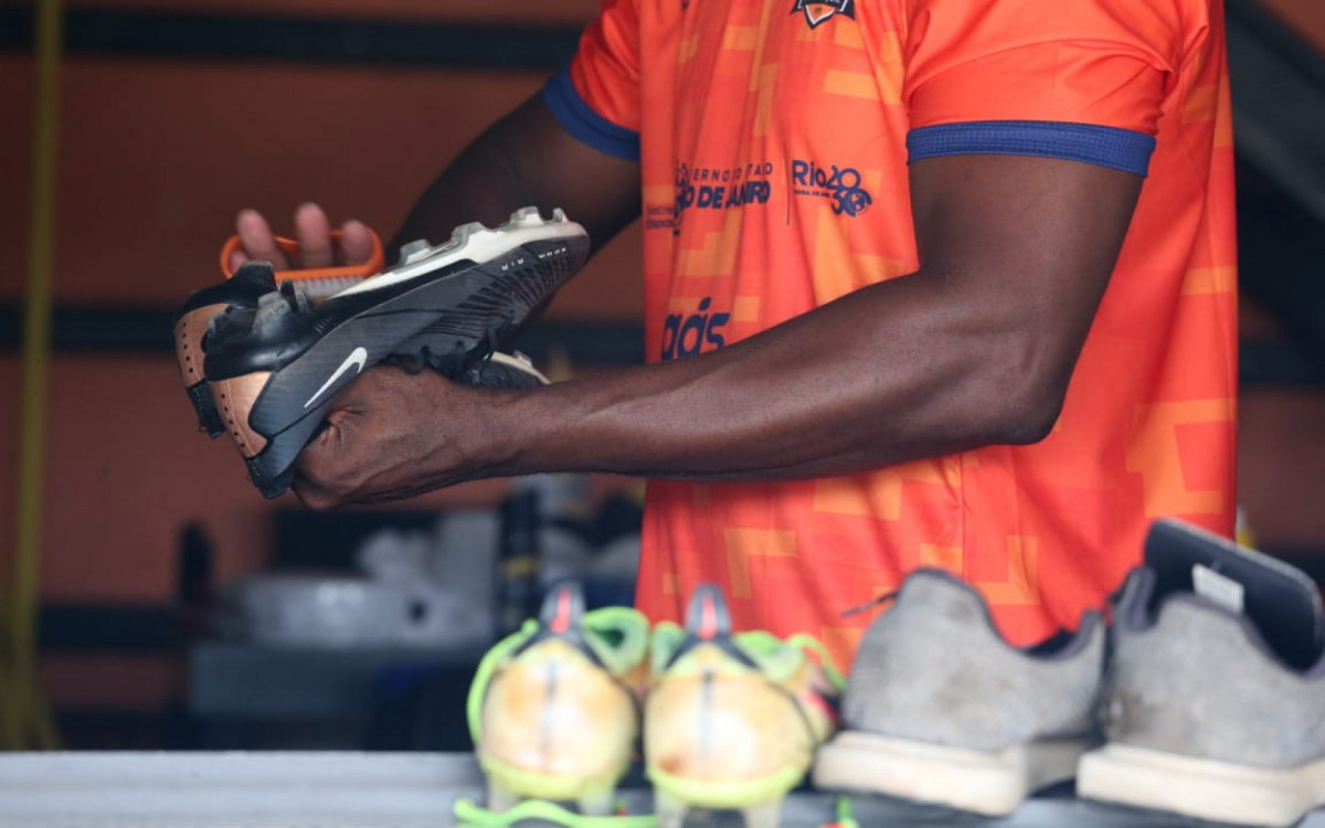 Chuteiras sendo cuidadas pelo 'Nem', roupeiro do Nova Iguaçu - Cleber Mendes / Agência O Dia