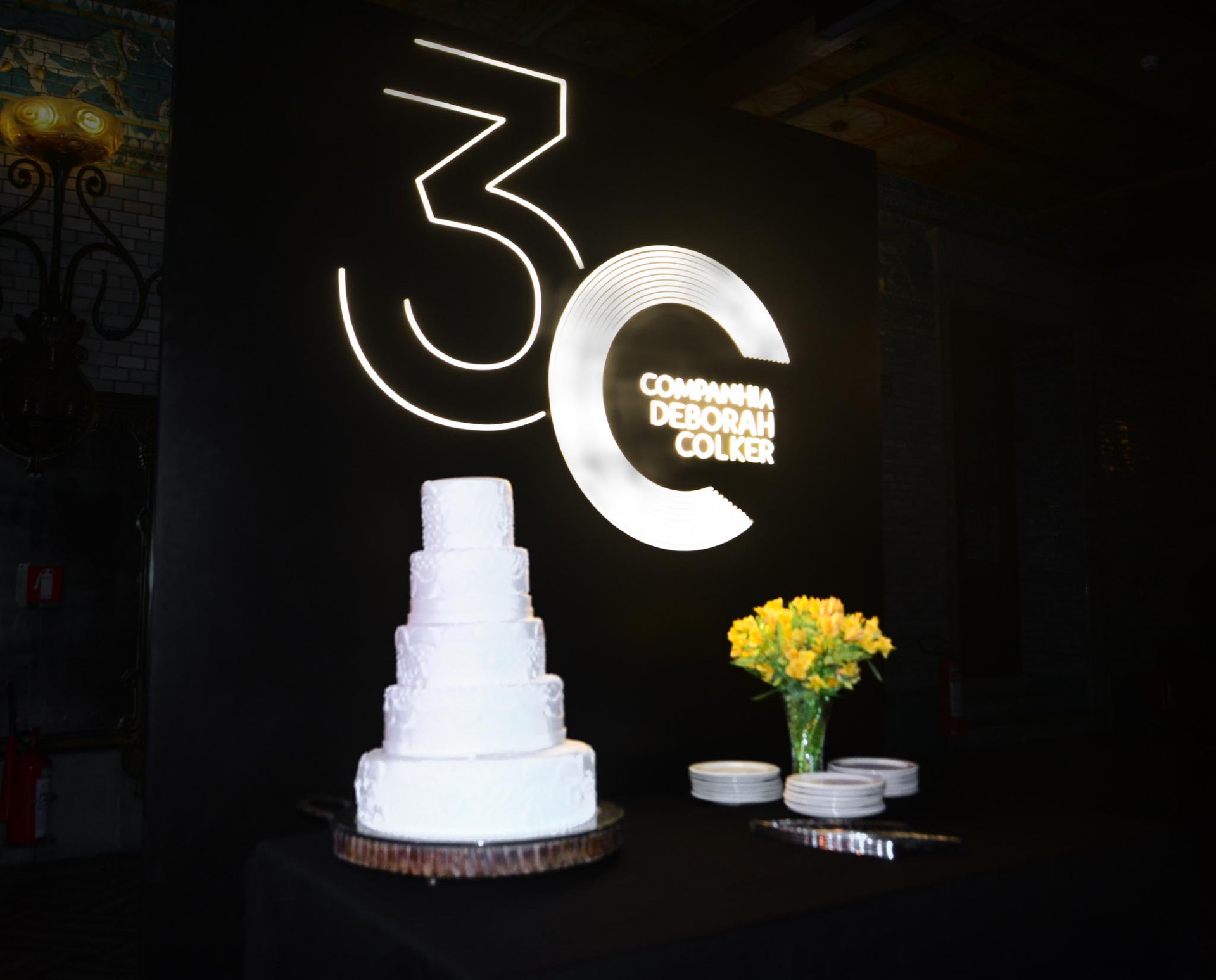 Deborah Colker ganha bolo surpresa em comemoração de 30 anos da companhia de dança - Webert Belicio / Agnews