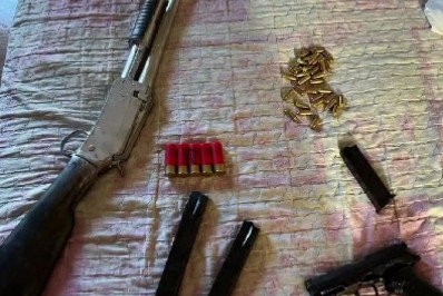 Policiais da 93ª DP prendem homem em flagrante com escopeta e pistola