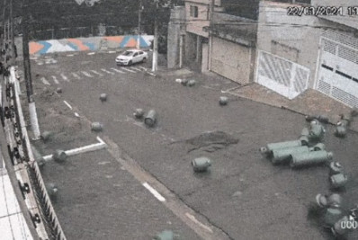 Botijões de gás caem de caminhão após cinta de amarração se romper