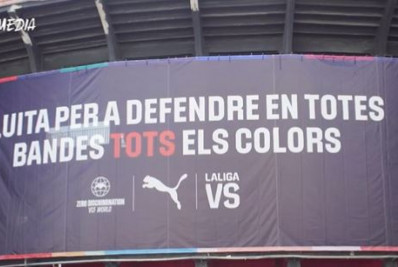 Valencia inaugura banner com recado antirracista no Mestalla