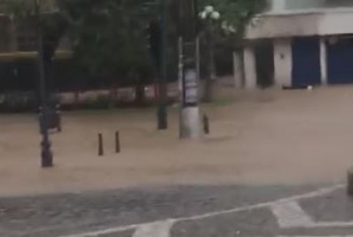 Petrópolis registra pontos de alagamento com chuvas desta sexta-feira