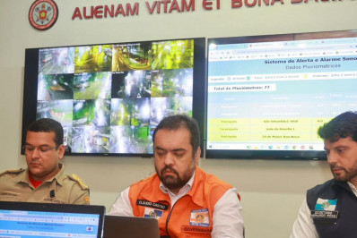 Cláudio Castro chega a Petrópolis e pede ajuda ao presidente Lula