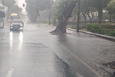 Bolsões d'água provocam engarrafamentos no Centro do Rio