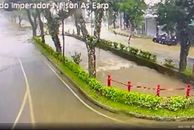 Chuva causa transbordo do Rio Quitandinha em Petrópolis