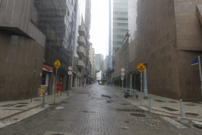 Com alerta de temporal, ruas do Centro ficam desertas nesta sexta-feira
