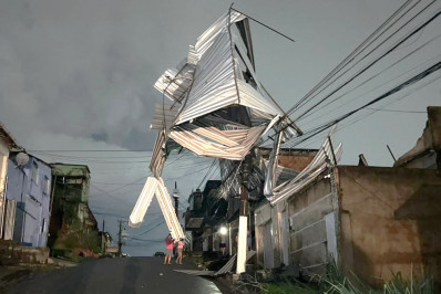 Vento forte arranca telhado que voa contra poste em Belford Roxo