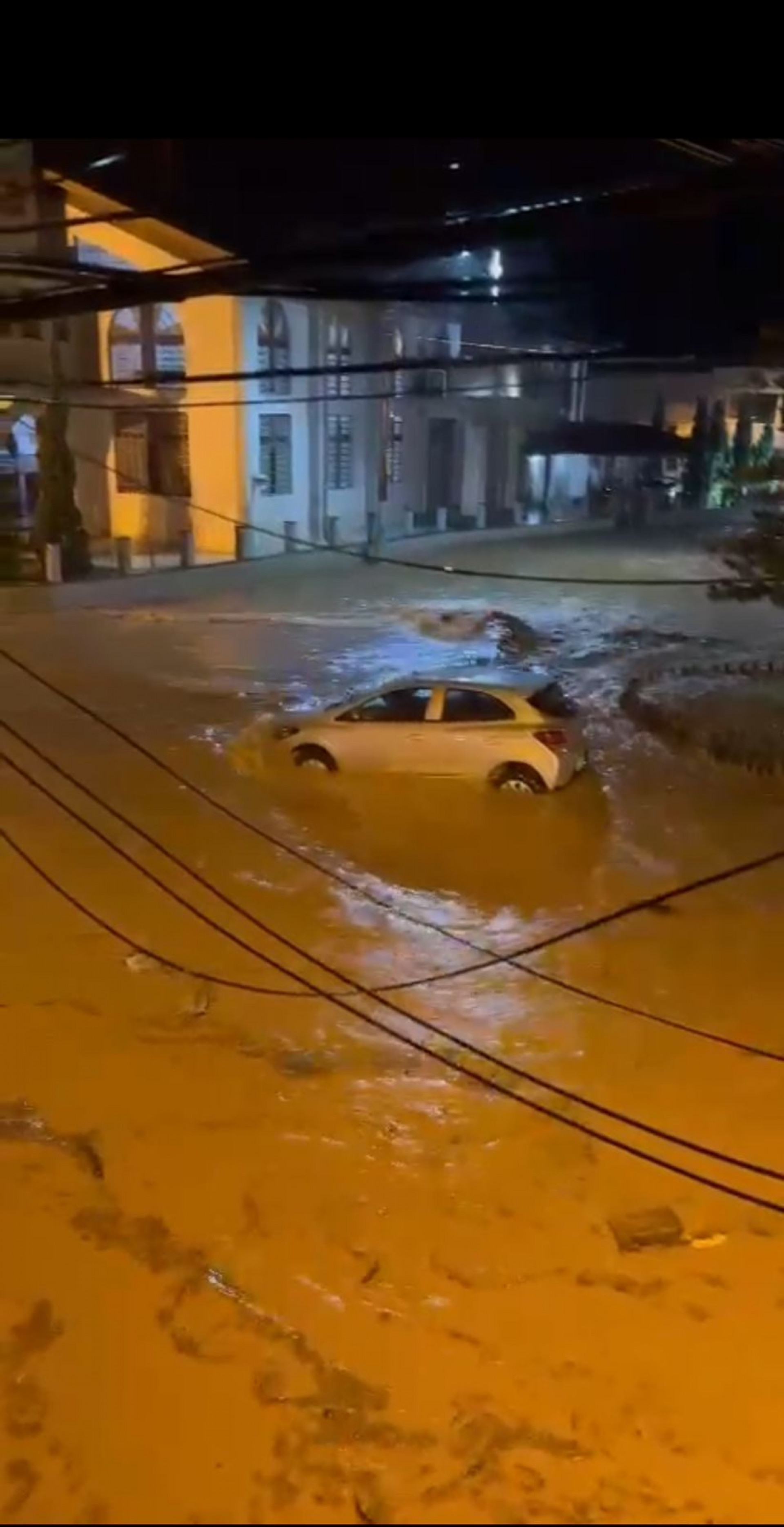 Carro arrastado pela correnteza